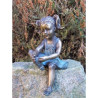 Fille assise jouant au chaussure -AN1529BRW-V