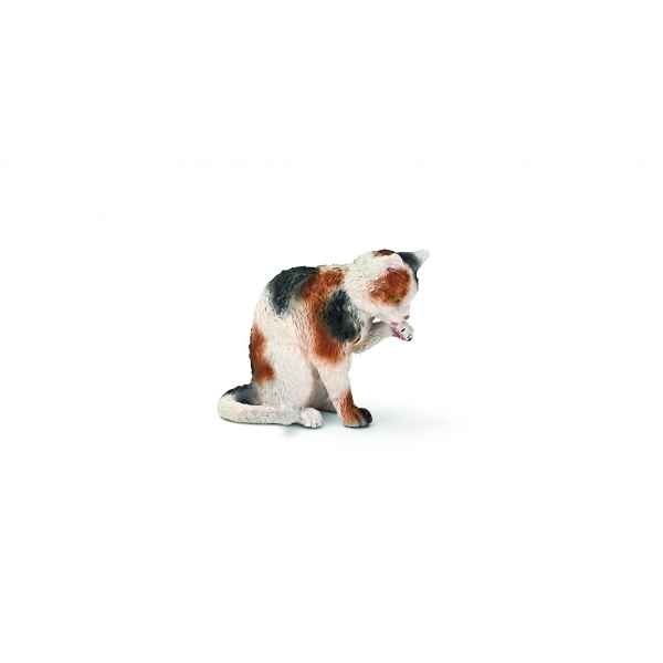 Figurine chatte faisant sa toilette animaux schleich 13675
